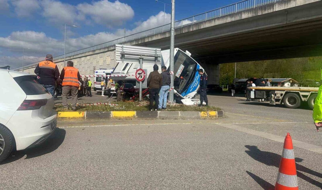 BARTIN ÜNİVERSİTESİ ÖNÜNDE YOLCU DOLU