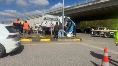 BARTIN ÜNİVERSİTESİ ÖNÜNDE YOLCU DOLU HALK OTOBÜSÜNÜN BİR OTOMOBİLİN ÜZERİNE