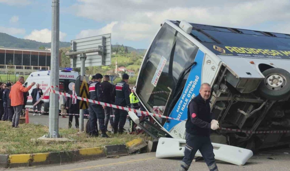 BARTIN ÜNİVERSİTESİ ÖNÜNDE 40 YOLCUSU BULUNAN HALK OTOBÜSÜNÜN BİR OTOMOBİLE