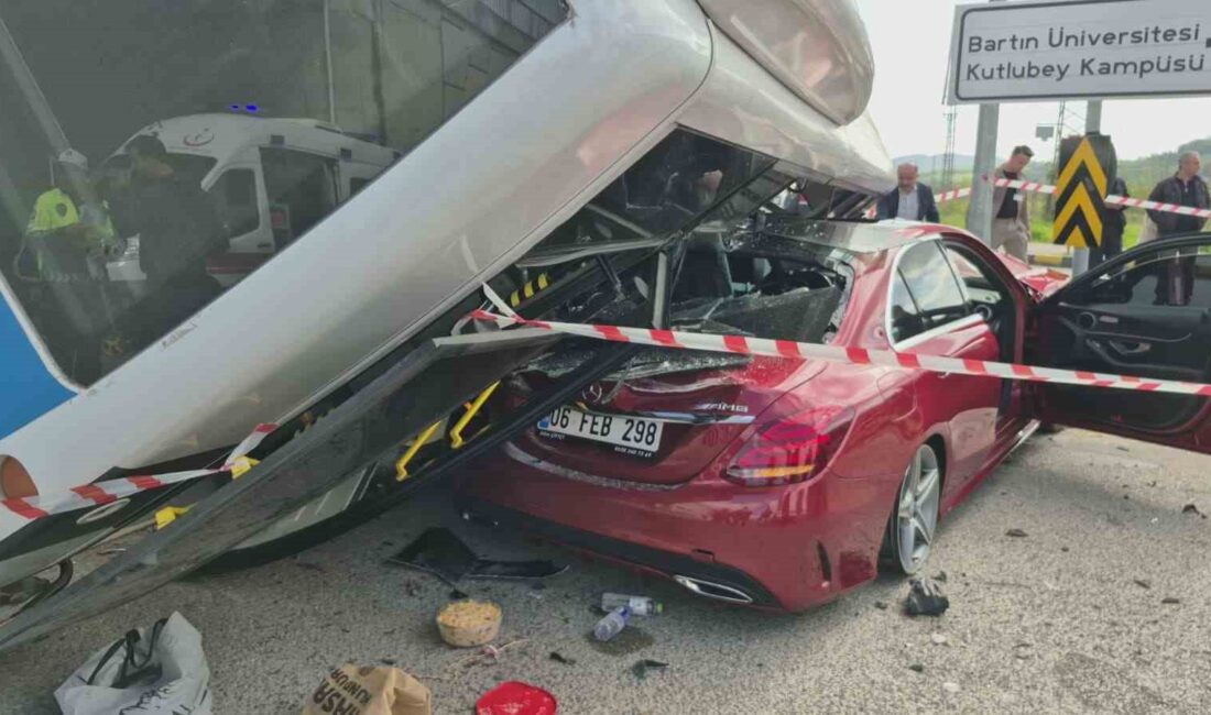 BARTIN ÜNİVERSİTESİ ÖNÜNDE YOLCU DOLU HALK OTOBÜSÜNÜN BİR OTOMOBİLİN ÜZERİNE