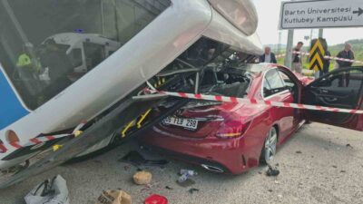 BARTIN ÜNİVERSİTESİ ÖNÜNDE YOLCU DOLU HALK OTOBÜSÜNÜN BİR OTOMOBİLİN ÜZERİNE