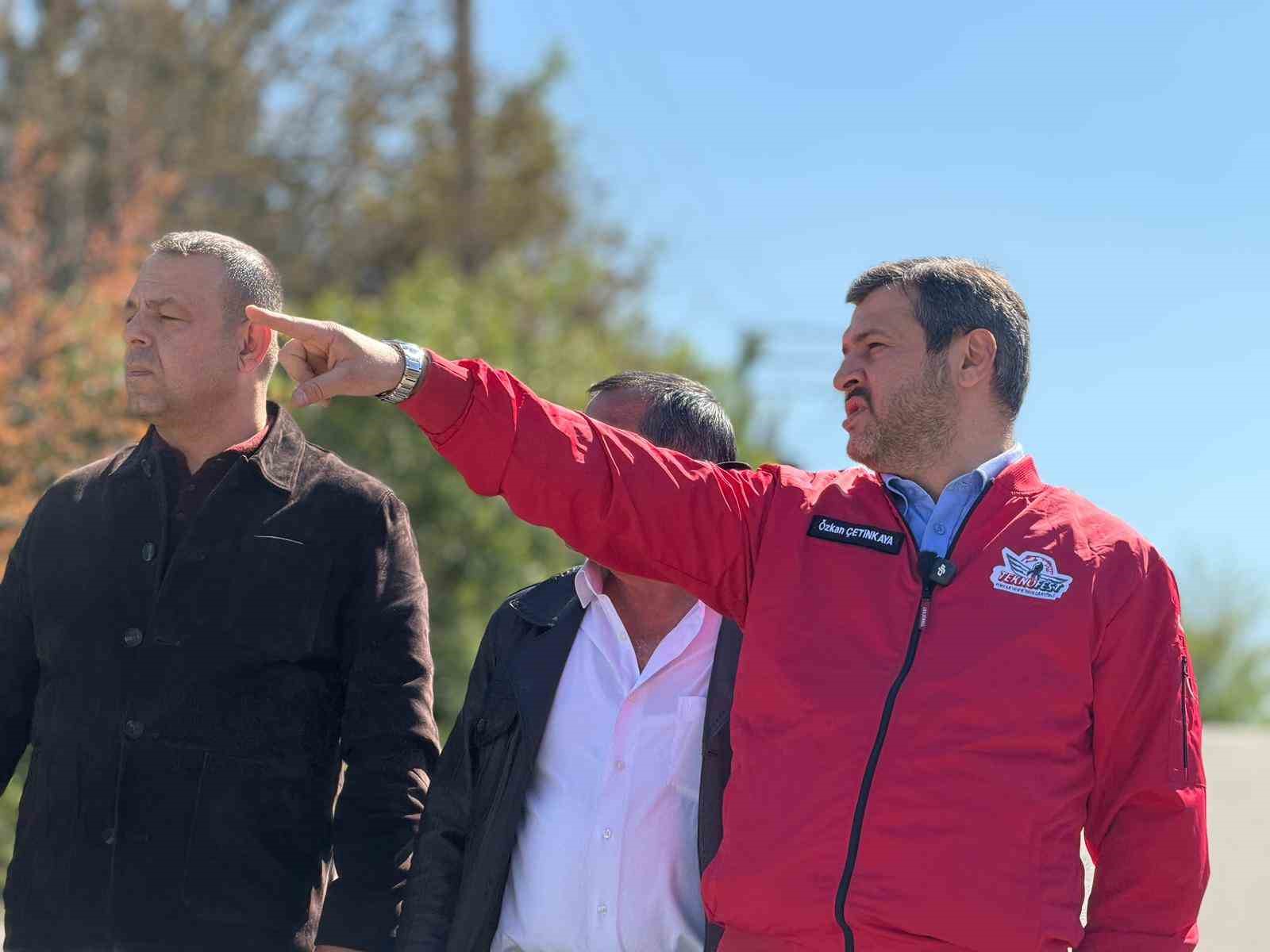 KARABÜK BELEDİYE BAŞKANI ÖZKAN ÇETİNKAYA, MAHALLE GEZİLERİ SIRASINDA UĞRADIĞI PARKTA