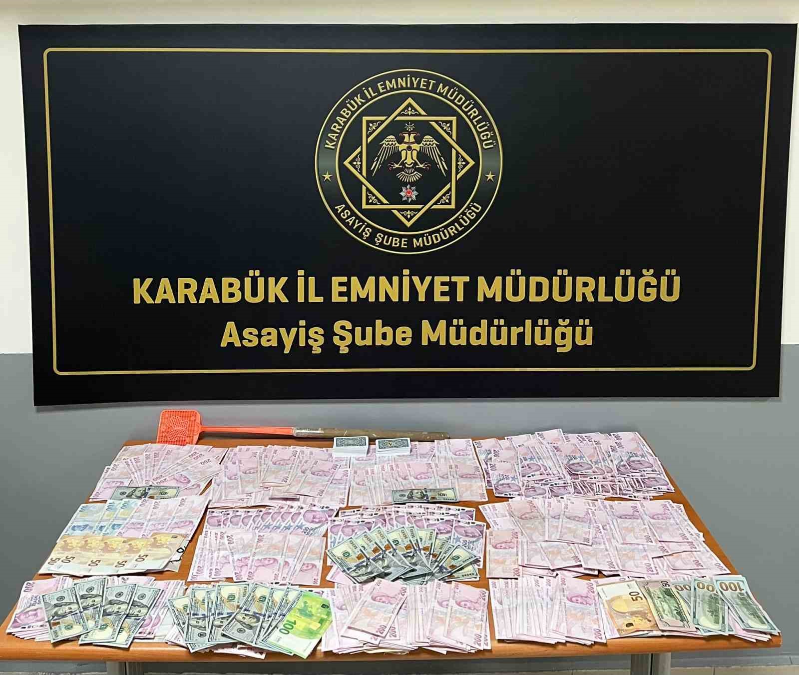 KARABÜK'TE BİR ADRESE DÜZENLENEN OPERASYONDA KUMAR OYNADIĞI BELİRLENEN 19 KİŞİYE