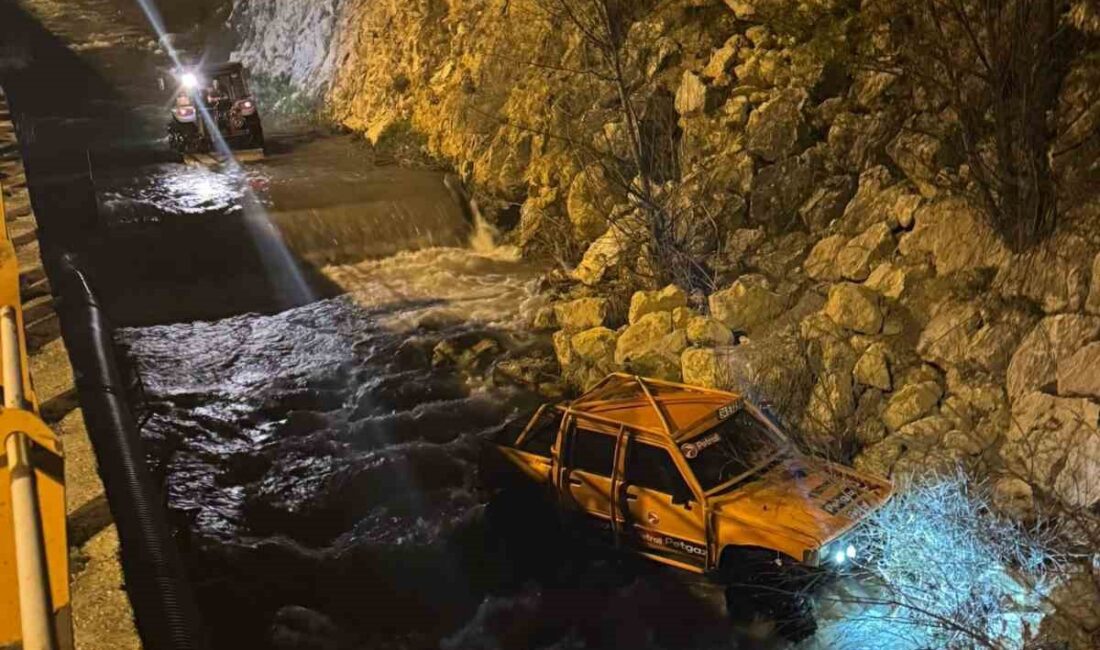 KENT MERKEZİNDE MOTOSİKLET VE ELEKTRİKLİ BİSİKLETLERLE TRAFİKTE AKROBASİ YAPAN GENÇLER