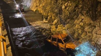 KENT MERKEZİNDE MOTOSİKLET VE ELEKTRİKLİ BİSİKLETLERLE TRAFİKTE AKROBASİ YAPAN GENÇLER