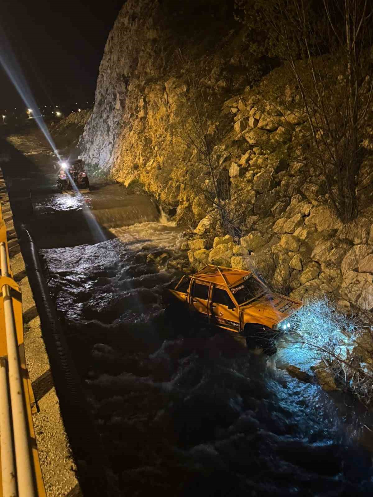 KENT MERKEZİNDE MOTOSİKLET VE ELEKTRİKLİ BİSİKLETLERLE TRAFİKTE AKROBASİ YAPAN GENÇLER