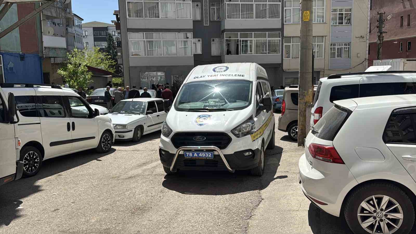 KARABÜK’TE 53 YAŞINDAKİ BİR KİŞİ YAŞADIĞI APARTMAN DAİRESİNDE ÖLÜ BULUNDU.