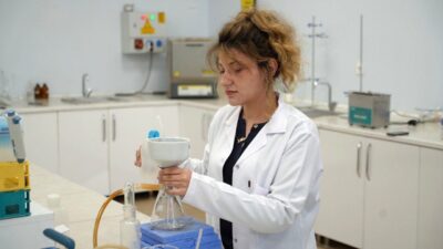 KARABÜK ÜNİVERSİTESİ'NDE (KBÜ) ATIK BİYOKÜTLEDEN GELİŞTİRİLEN KARBON MALZEMELERLE İÇ ORTAM