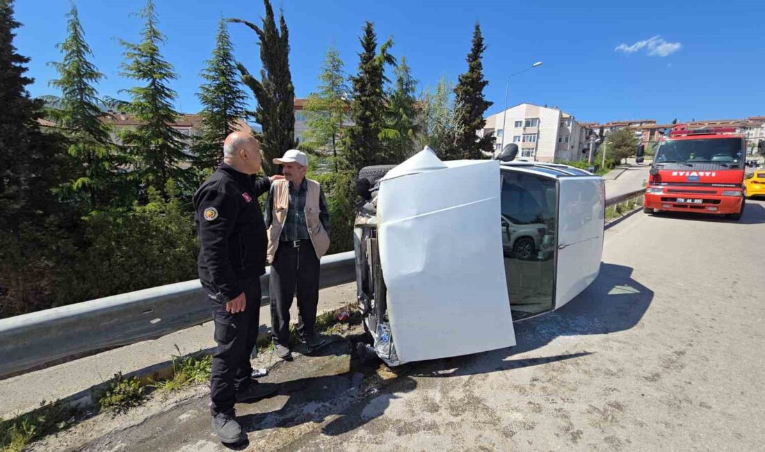 KARABÜK’TE KÖPRÜ ÜZERİNDE KONTROLDEN ÇIKAN OTOMOBİLİN BARİYERLERE ÇARPARAK YAN DEVRİLMESİ