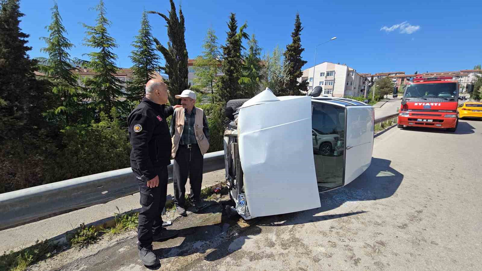 KARABÜK’TE KÖPRÜ ÜZERİNDE KONTROLDEN ÇIKAN OTOMOBİLİN BARİYERLERE ÇARPARAK YAN DEVRİLMESİ