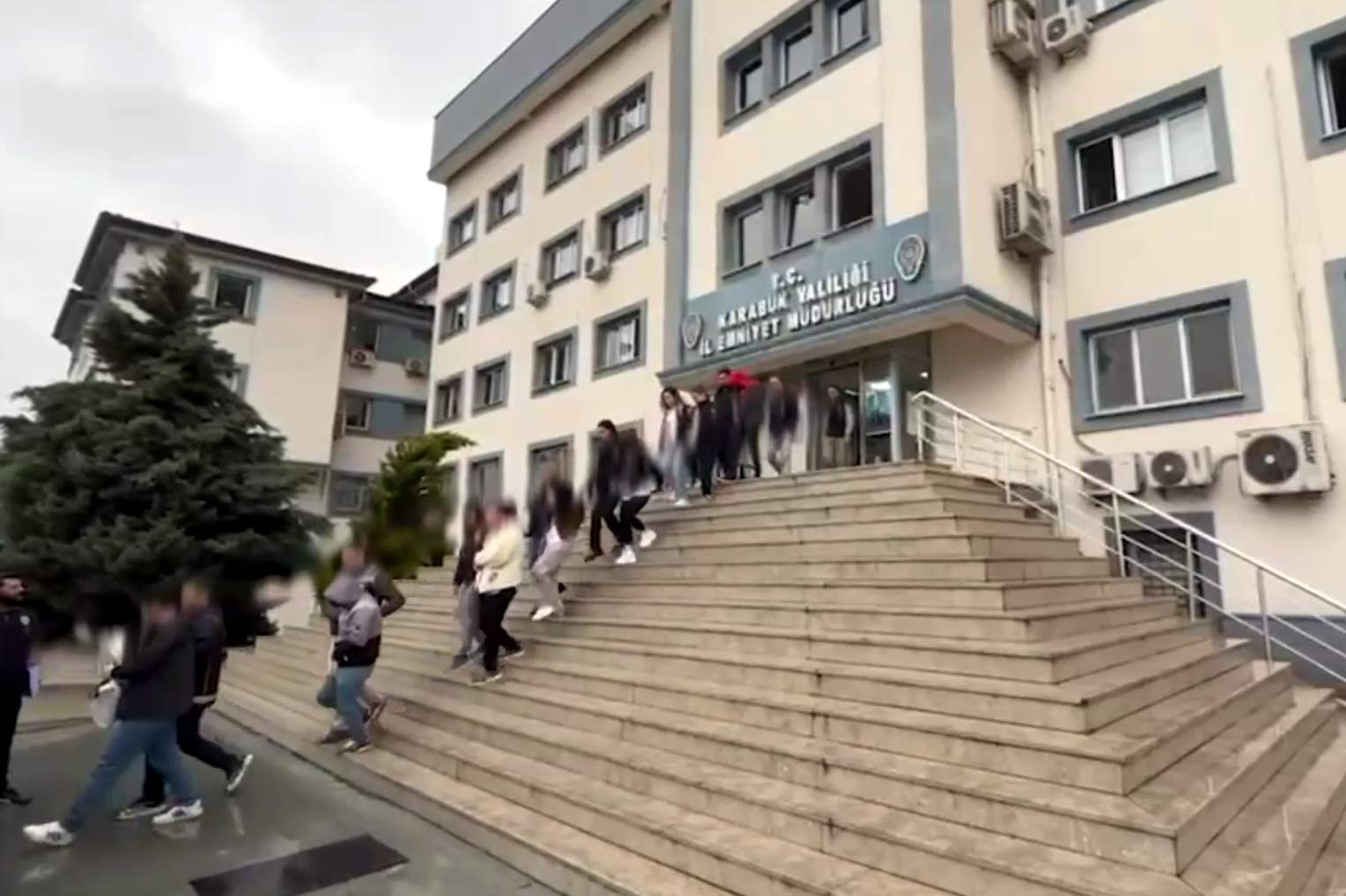 Karabük merkezli 7 ilde düzenlenen siber dolandırıcılık operasyonunda, sosyal medya