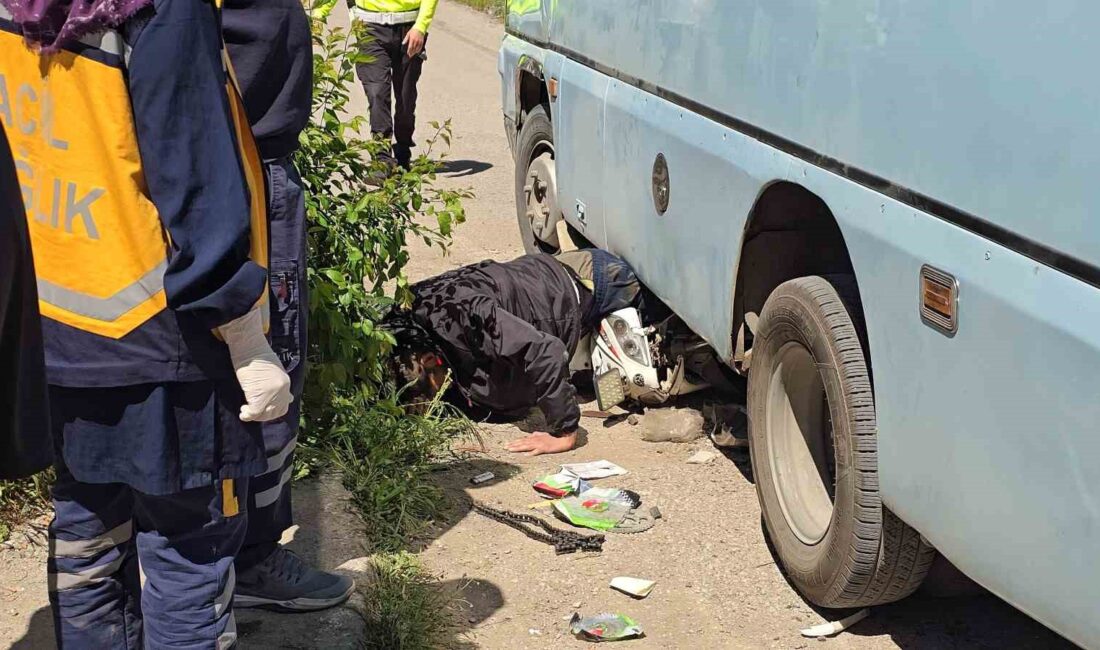 KARABÜK’TE YOLCU MİNİBÜSÜ İLE MOTOSİKLETİN ÇARPIŞTIĞI KAZADA MİNİBÜSÜN ALTINDA SIKIŞAN