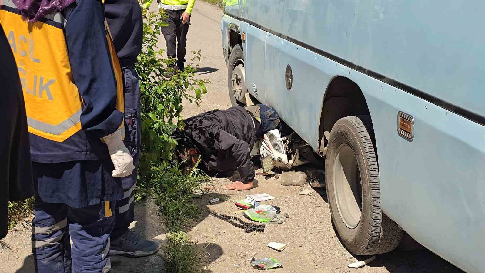 KARABÜK’TE YOLCU MİNİBÜSÜ İLE MOTOSİKLETİN ÇARPIŞTIĞI KAZADA MİNİBÜSÜN ALTINDA SIKIŞAN