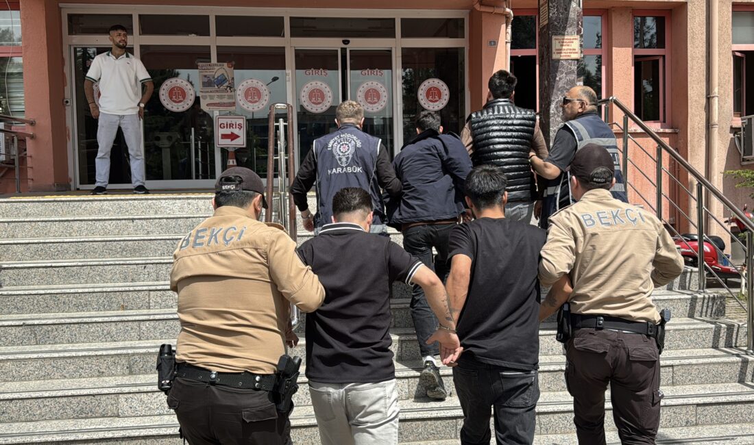 Kavganın nedeni “yol verme” tartışması çıktı KARABÜK’TE ARAÇTA BULUNAN 2 KİŞİNİN DARBEDİLDİĞİ KAVGANIN, TRAFİKTE YAŞANAN YOL