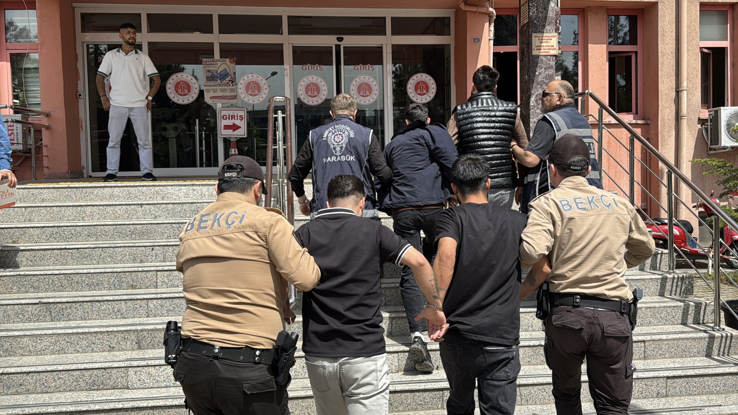 KARABÜK’TE ARAÇTA BULUNAN 2 KİŞİNİN DARBEDİLDİĞİ KAVGANIN, TRAFİKTE YAŞANAN YOL