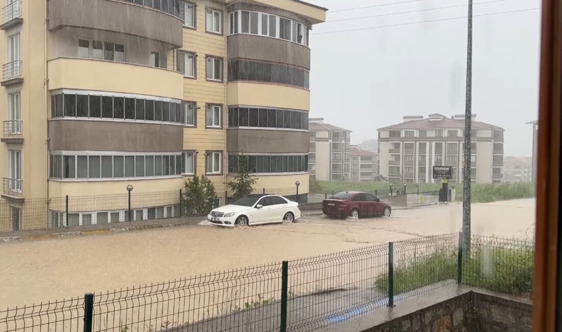 Safranbolu’da sağanak sonrası yollar göle döndü Karabük'ün Safranbolu ilçesinde etkili olan sağanak yağış nedeniyle bazı yollar