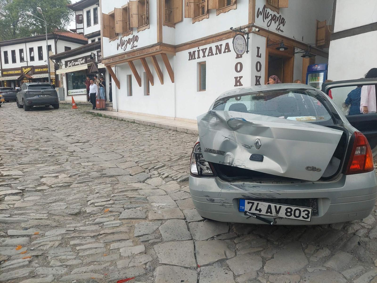 Karabük’ün Safranbolu ilçesinde freni boşalan yolcu dolmuşu, park halindeki otomobile