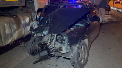Karabük’ün Safranbolu ilçesinde park halindeki tıra çarpan otomobilin sürücüsü yaralandı.
