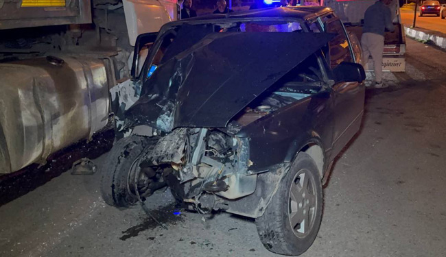 Karabük’ün Safranbolu ilçesinde park halindeki tıra çarpan otomobilin sürücüsü yaralandı.