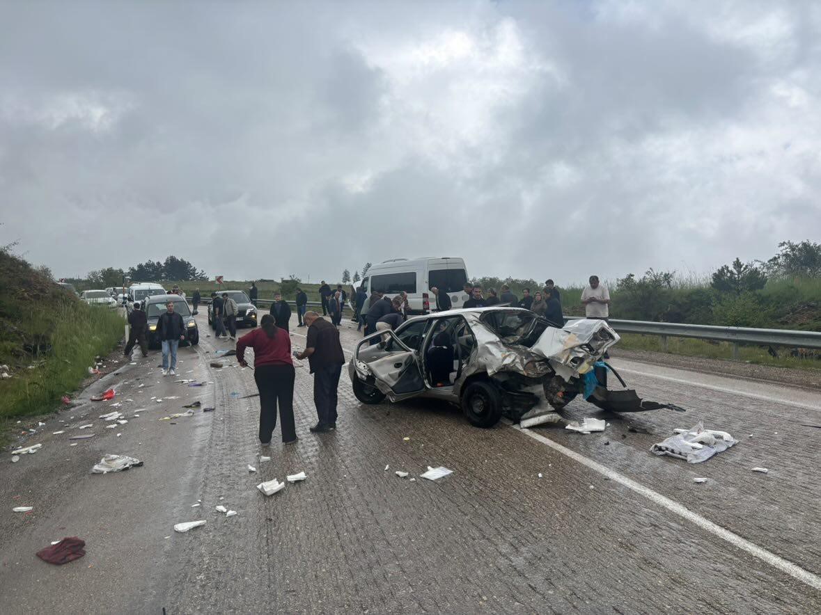 KARABÜK-EFLANİ KARAYOLUNDA OTOMOBİL İLE SERVİS OTOBÜSÜNÜN ÇARPIŞMASI SONUCU MEYDANA GELEN