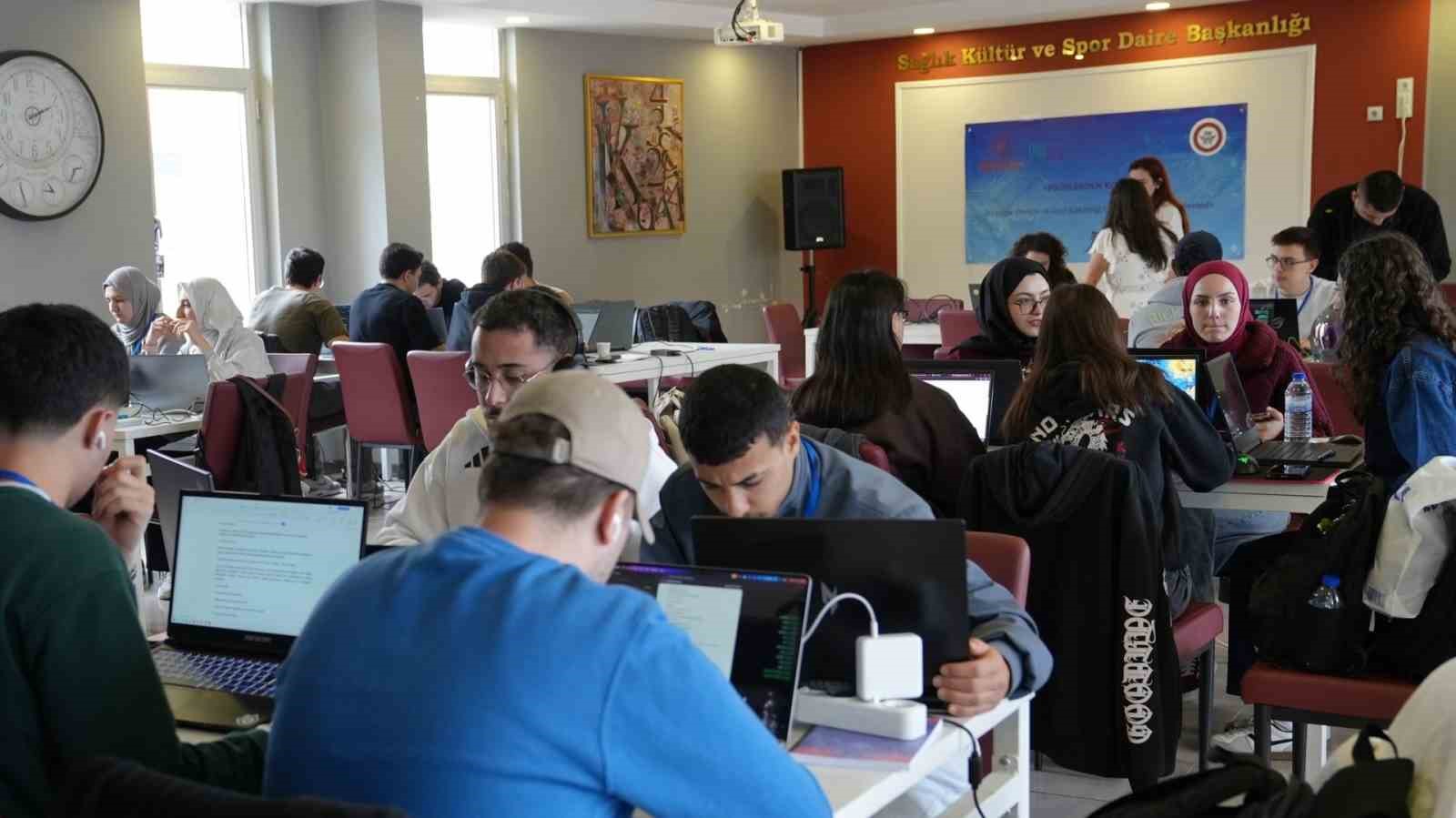 Karabük Üniversitesi’nde (KBÜ) gerçekleştirilen “Fikirlerden Kodlara Hackathon Yarışması”nda öğrenciler, yazılım