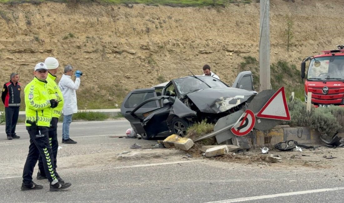 KARABÜK’ÜN SAFRANBOLU İLÇESİNDE KONTROLDEN ÇIKAN OTOMOBİLİN REFÜJE VE AYDINLATMA DİREĞİNE