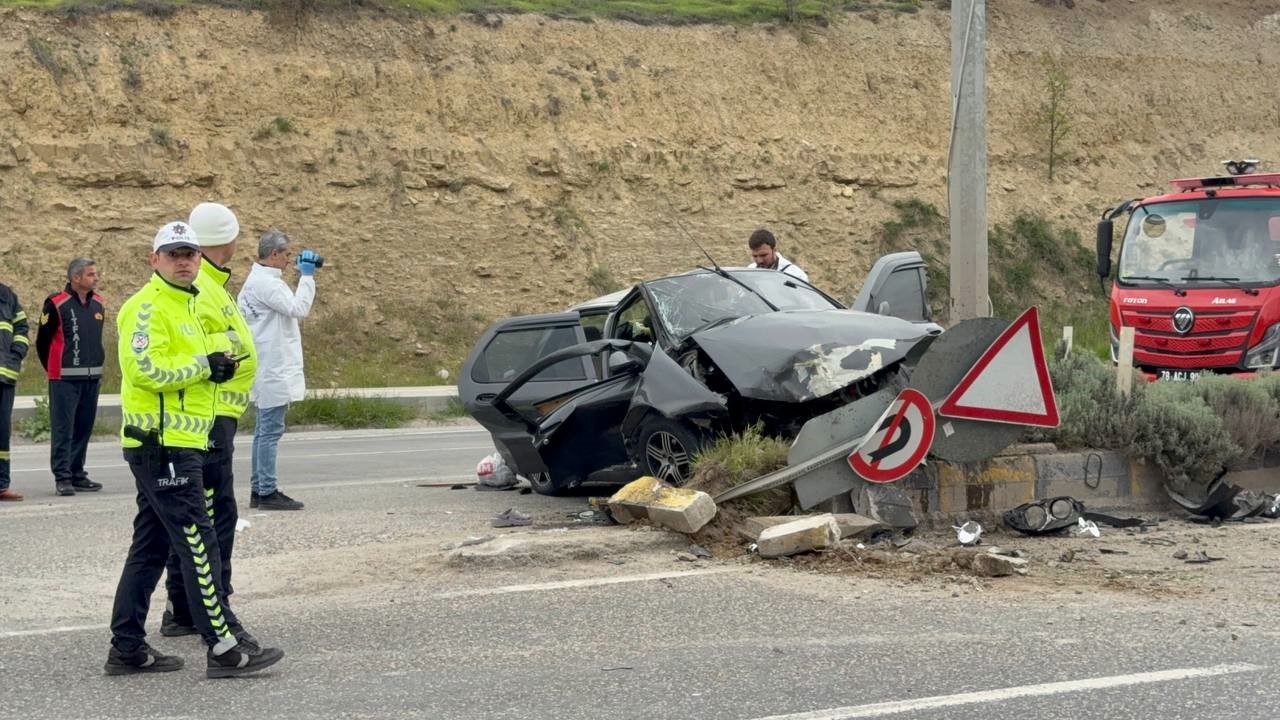 KARABÜK’ÜN SAFRANBOLU İLÇESİNDE KONTROLDEN ÇIKAN OTOMOBİLİN REFÜJE VE AYDINLATMA DİREĞİNE