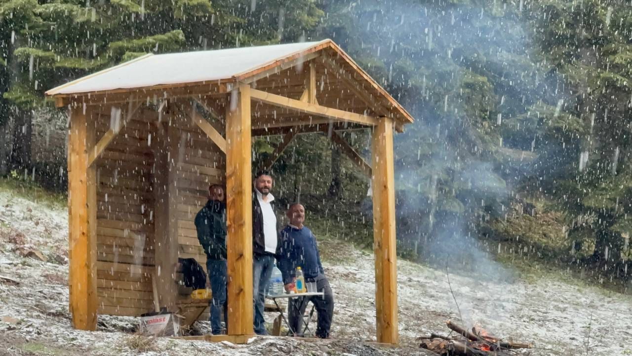 SAFRANBOLU'NUN YÜKSEK RAKIMLI BÖLGELERİNDE KAR YAĞDI