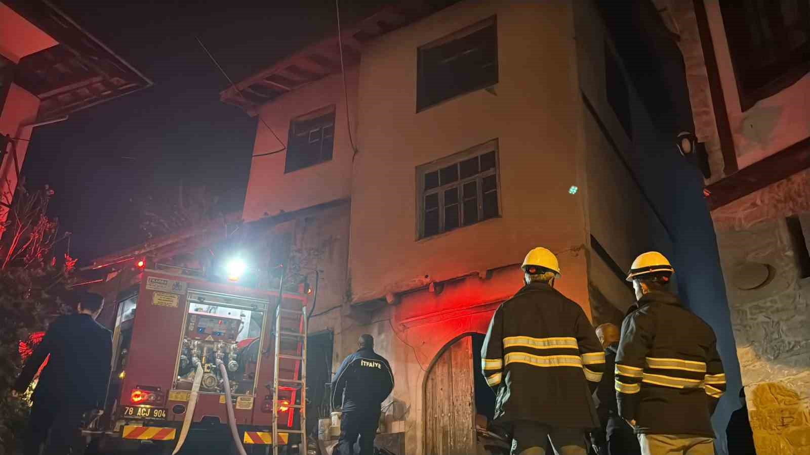 KARABÜK’ÜN SAFRANBOLU İLÇESİNDE İKİ KATLI MÜSTAKİL EVDE ÇIKAN YANGINA MÜDAHALE