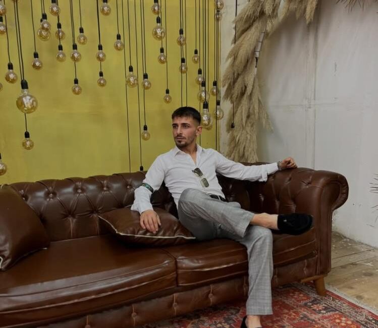 Balkonda aşağı asılı halde bulundu Karabük’te 25 yaşındaki genç, evinin balkonunda asılı halde ölü bulundu.