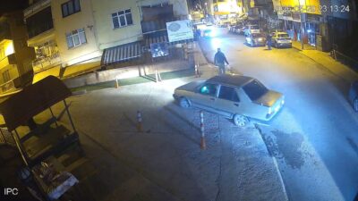 Yenice Belediye Başkanı Sertaş Karakaş, belediye hizmet binası girişinde bulunan