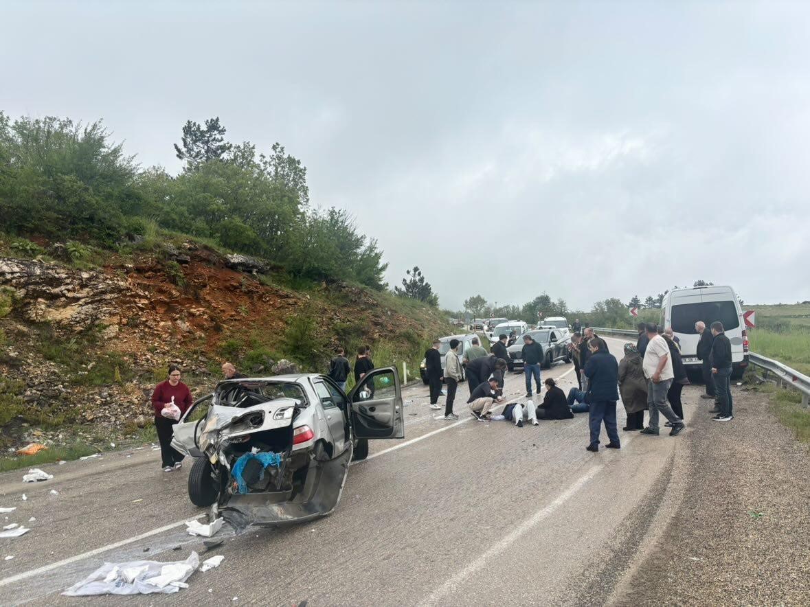 KARABÜK-EFLANİ KARAYOLUNDA OTOMOBİL İLE MİNİBÜSÜN ÇARPIŞMASI SONUCU 6 KİŞİNİN YARALANDIĞI