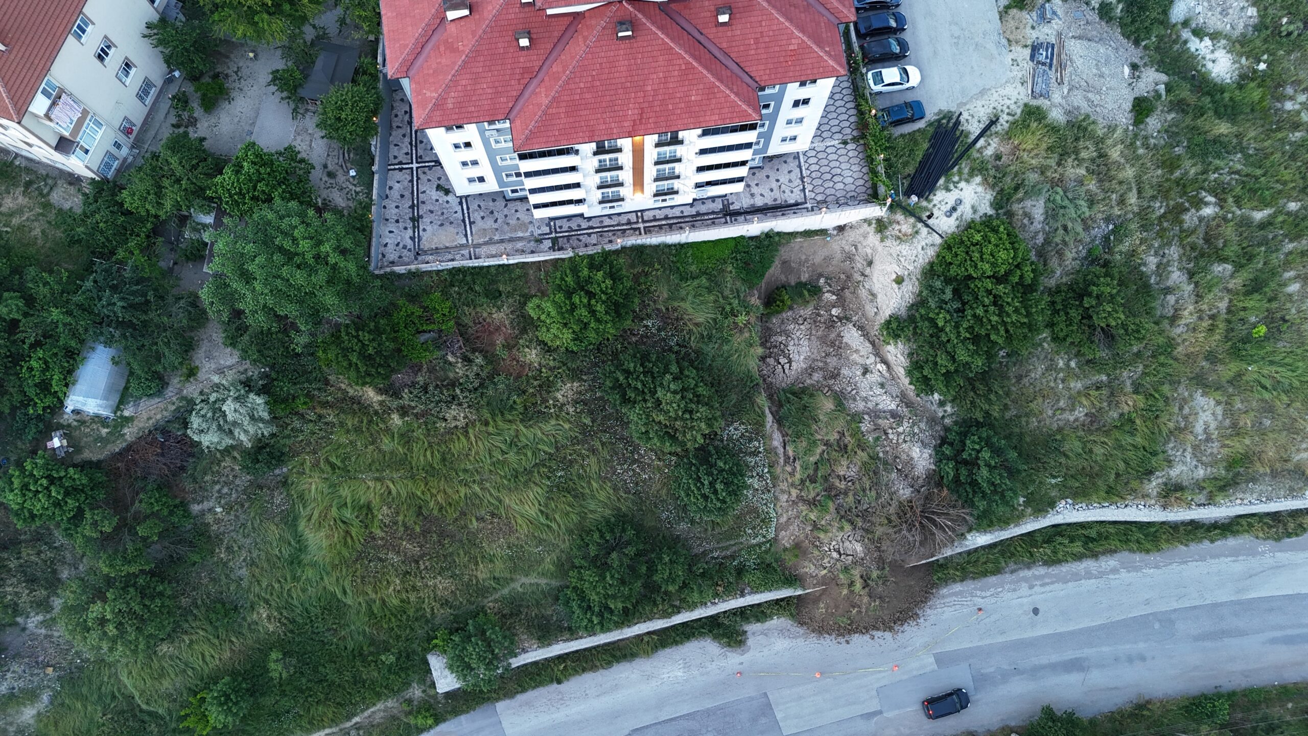 KARABÜK'TE SAĞANAK YAĞIŞLARIN ARDINDAN MEYDANA GELEN VE DRONLA GÖRÜNTÜLENEN HEYELAN