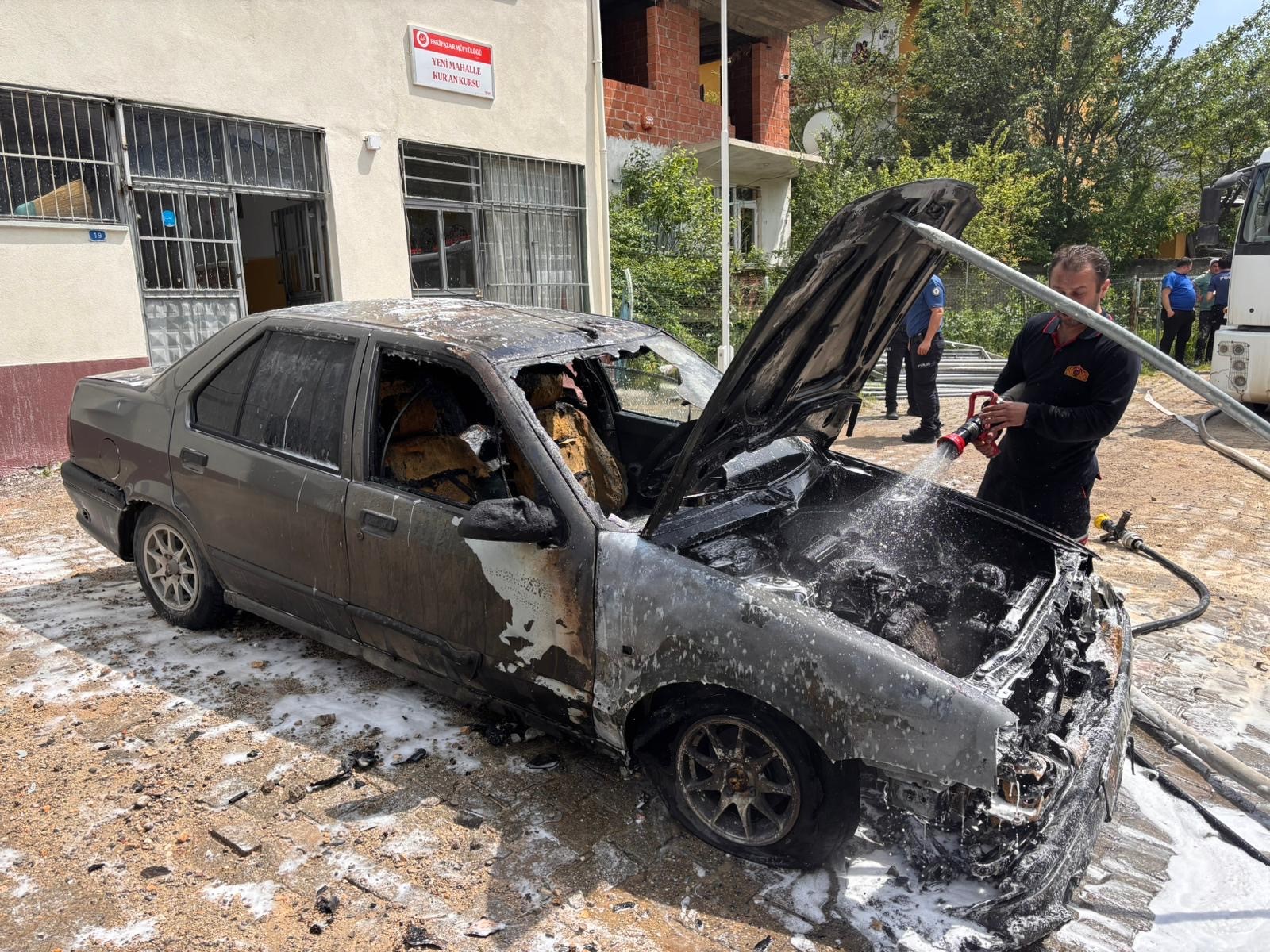 KARABÜK’ÜN ESKİPAZAR İLÇESİNDE SEYİR HALİNDEYKEN ALEV ALAN OTOMOBİL, İTFAİYE EKİPLERİNİN