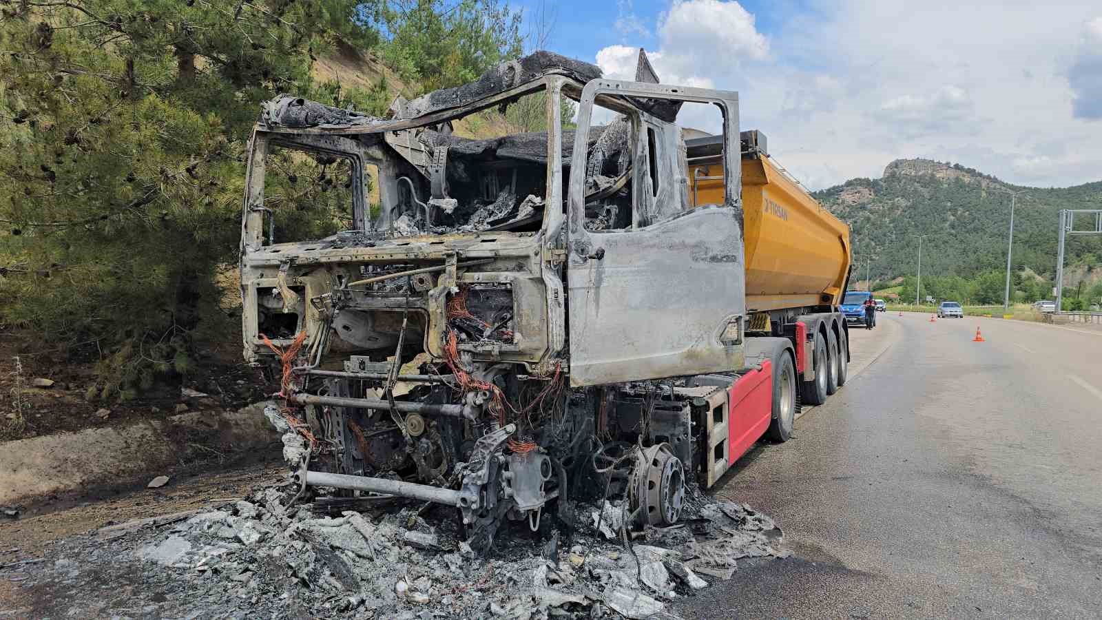 TIRIN KABİN KISMINDA BÜYÜK ÇAPTA MADDİ HASAR MEYDANA GELDİ.
