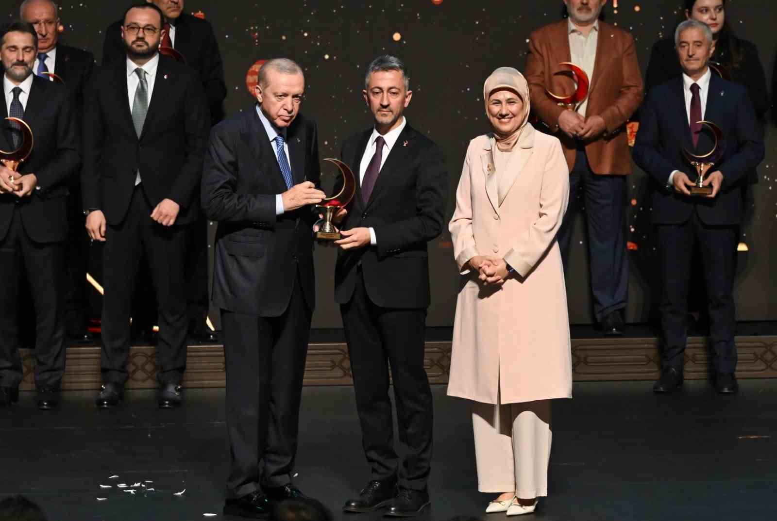 CUMHURBAŞKANI RECEP TAYYİP ERDOĞAN, TÜRK KIZILAY TARAFINDAN DÜZENLENEN ÖDÜL TÖRENİNDE