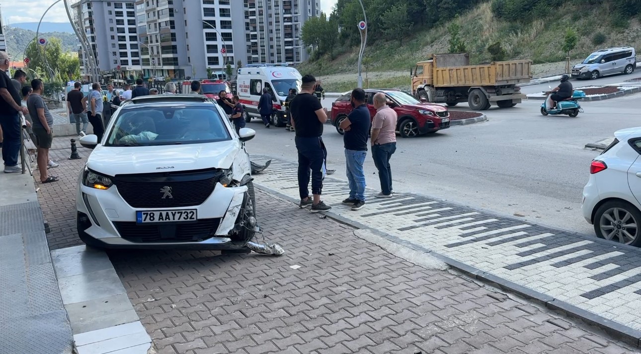KARABÜK’TE EHLİYETSİZ SÜRÜCÜNÜN KULLANDIĞI OTOMOBİLİN BAŞKA BİR OTOMOBİLLE ÇARPIŞTIĞI KAZADA,
