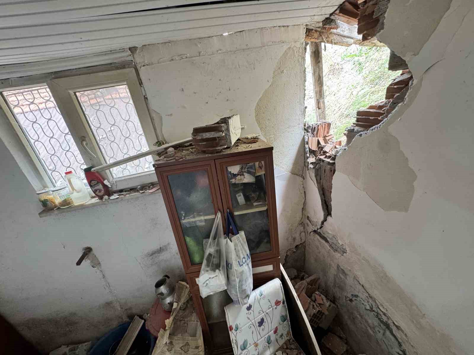 KARABÜK'TE MEYDANA GELEN HEYELANDA YAMAÇTAN KOPAN KAYA PARÇALARI, BİR EVİN