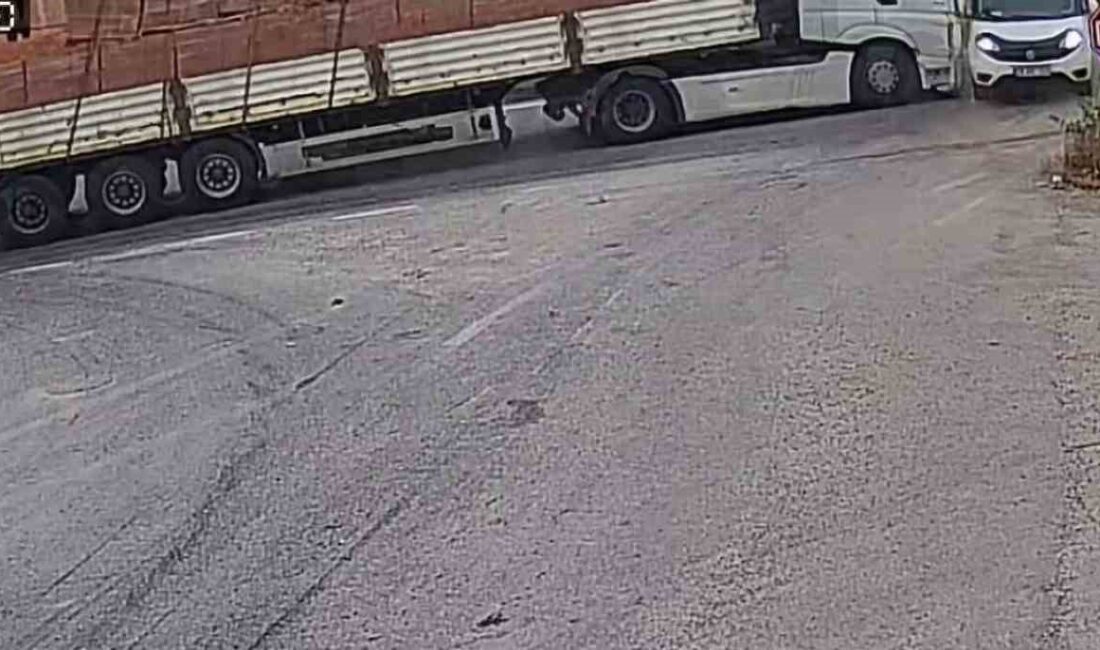 TRAFİK KAZASI, GÜVENLİK KAMERASINCA SANİYE SANİYE KAYDEDİLDİ.
