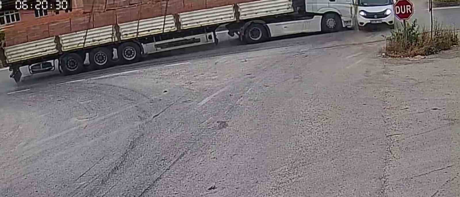 TRAFİK KAZASI, GÜVENLİK KAMERASINCA SANİYE SANİYE KAYDEDİLDİ.