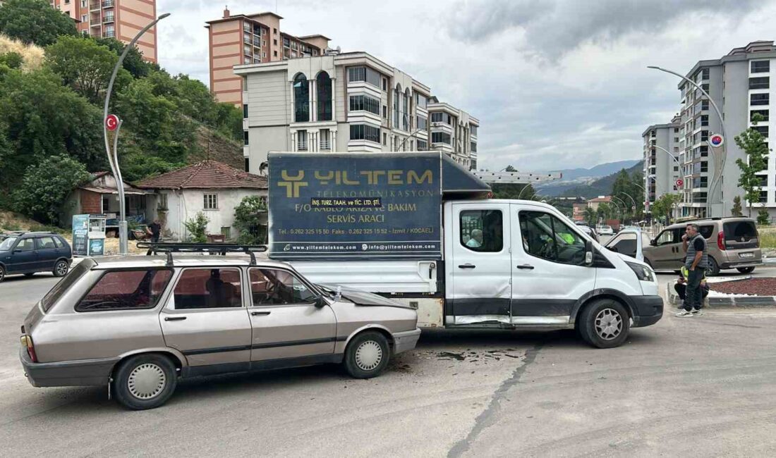 KARABÜK'TE OTOMOBİL İLE KAMYONETİN ÇARPIŞMASI SONUCU MEYDANA GELEN TRAFİK KAZASINDA
