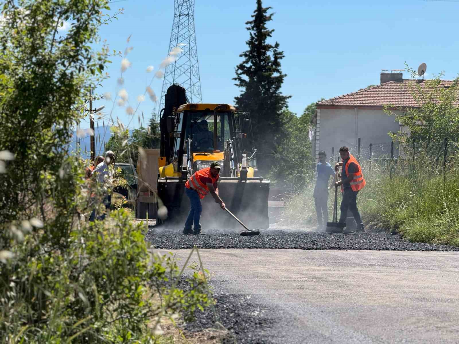 KARABÜK BELEDİYESİ FEN İŞLERİ MÜDÜRLÜĞÜ EKİPLERİ, KULLANIM ÖMRÜNÜ TAMAMLAYAN YOLLARI