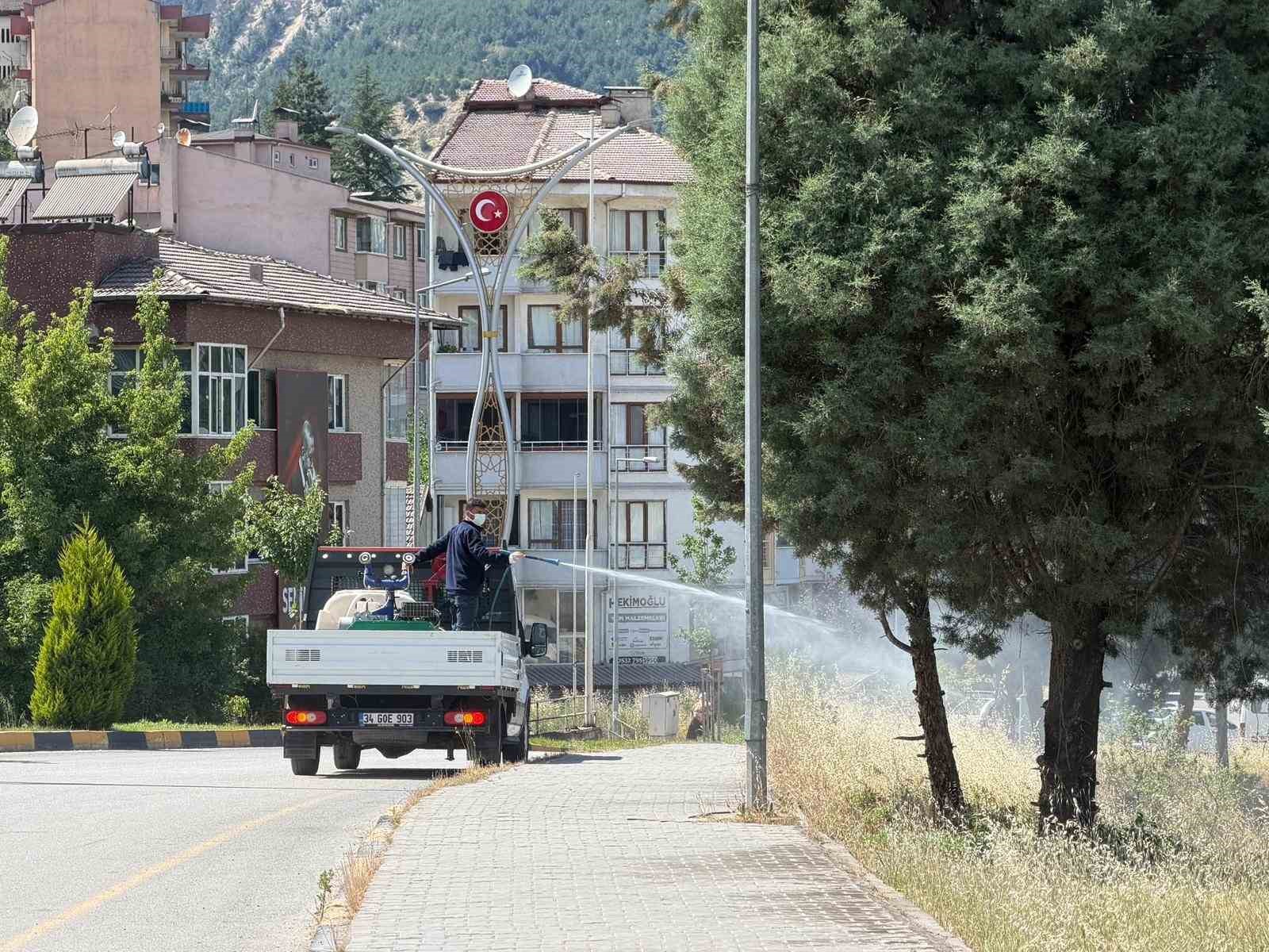 KARABÜK BELEDİYESİ, YAZ AYLARINDA ARTIŞ GÖSTEREN SİNEK VE HAŞERELERE KARŞI