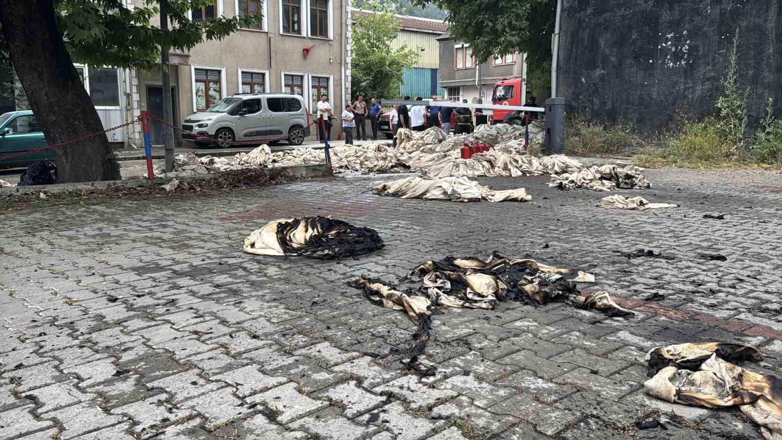 KARABÜK’TE BİR TEKSTİL İŞLETMESİNDE, ARACA MALZEME YÜKLEME SIRASINDA ÇIKAN YANGIN
