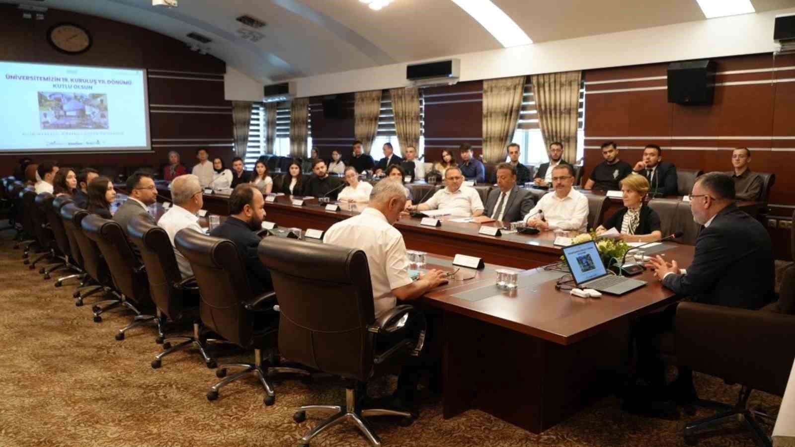 KARABÜK ÜNİVERSİTESİ'NDE İLK KEZ TOPLANAN ÖĞRENCİ SENATOSU, ÖĞRENCİLERİN GÖRÜŞ VE