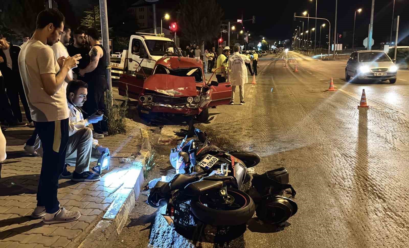 KARABÜK’TE KIRMIZI IŞIK İHLALİ YAPAN OTOMOBİLİN ÇARPMASI SONUCU METRELERCE SÜRÜKLENEN