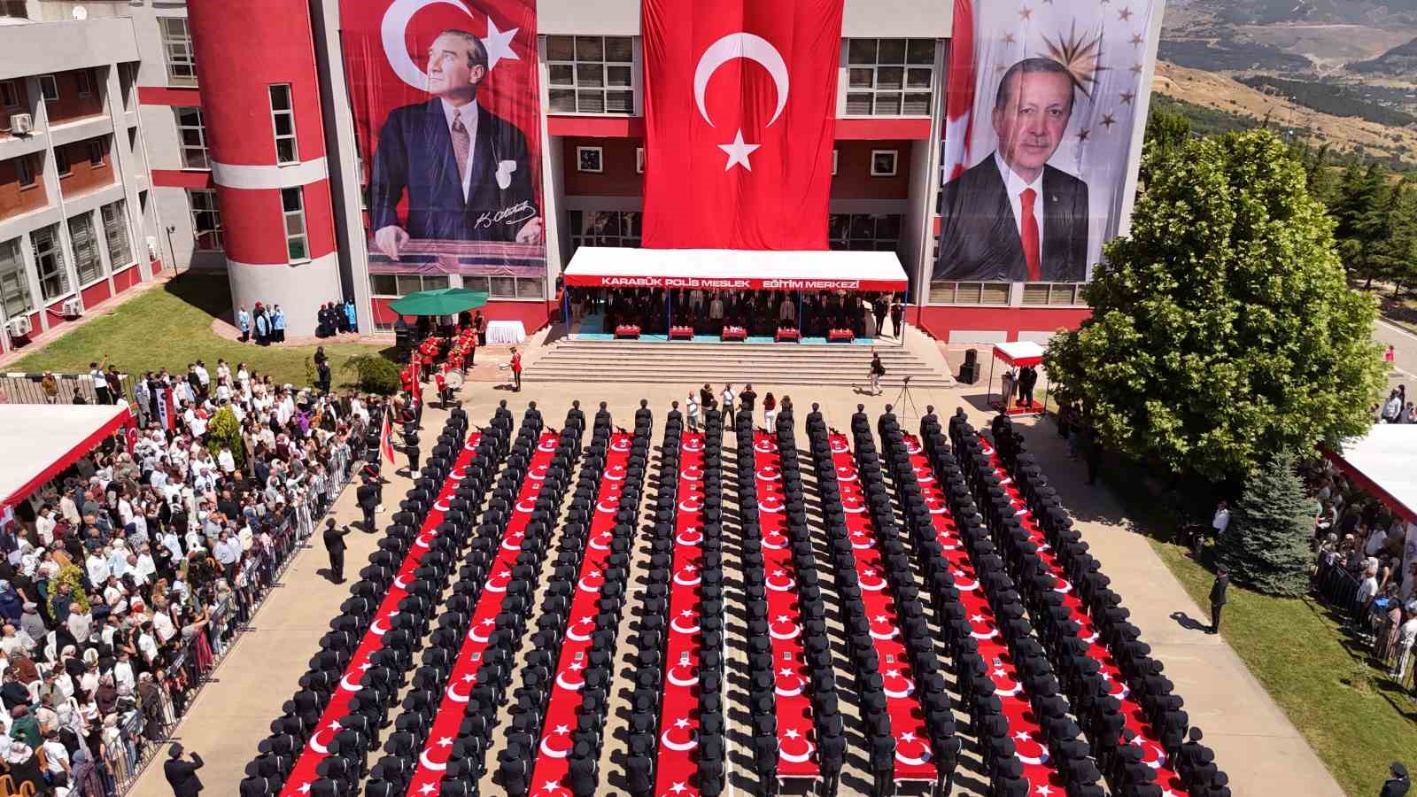 KARABÜK'TE POLİS MESLEK EĞİTİM MERKEZİ'NDE (POMEM) EĞİTİMLERİNİ TAMAMLAYAN 408 ÖĞRENCİ,