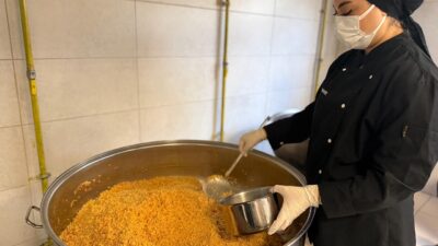 Karabük Belediyesinin aşevi hizmeti kapsamında her gün 250 hanedeki 430