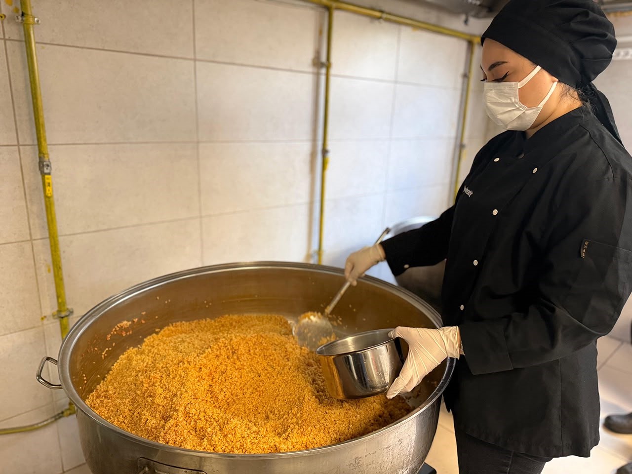 Karabük Belediyesinin aşevi hizmeti kapsamında her gün 250 hanedeki 430