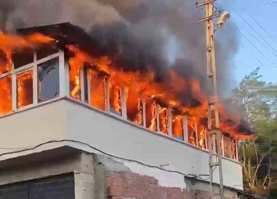 YANGINDA MÜSTAKİL EV TAMAMEN YANARAK KULLANILAMAZ HALE GELDİ.